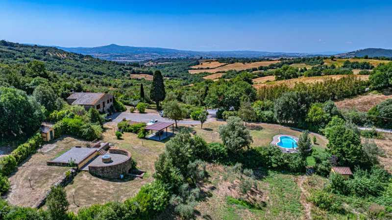Villa con piscina e lago in vendita in Toscana