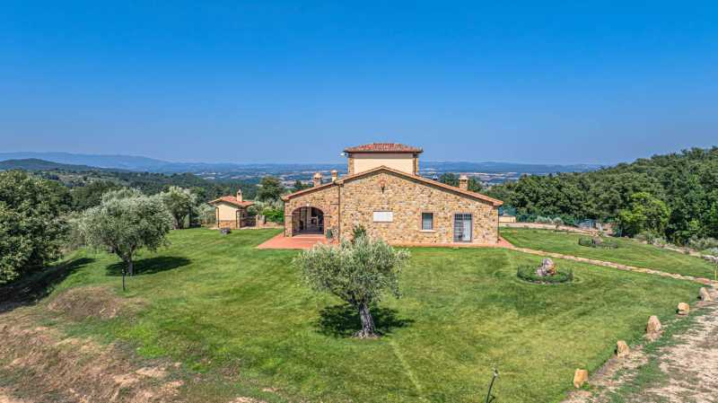 Vendita di una residenza privata con splendide viste sulla Toscana