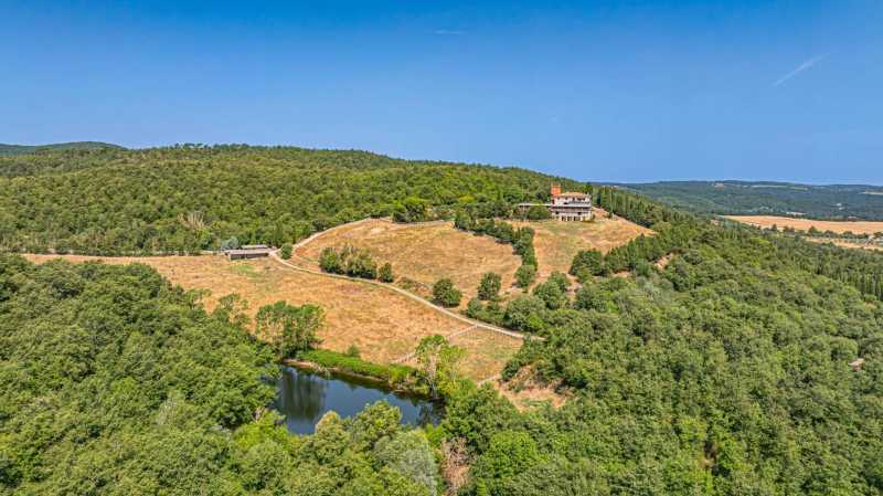 Castello con complesso equestre e tenuta in vendita in Toscana