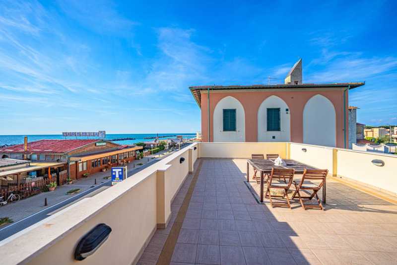 Villa storica in vendita sulla prima linea del mare a Marina di Pisa