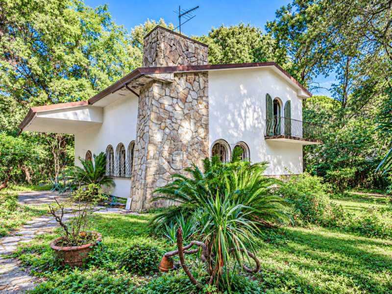 Magnifica villa in vendita a Poveromo, a pochi passi dal mare.