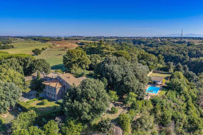 Vendita di un'antica villa con campo da tennis e piscina nei pressi di Roma