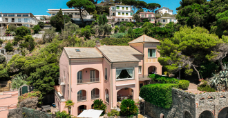 Villa in vendita sulla prima linea di costa in Liguria