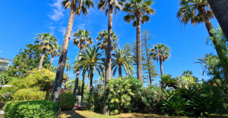 Nel centro della città di Sanremo c'è una villa.