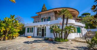 Villa a Bordighera con vista su Monaco e sul mare.
