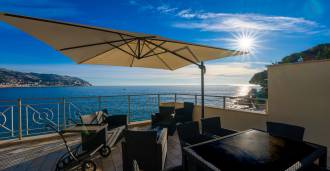 In vendita un appartamento con vista sulla spiaggia a Bordighera.