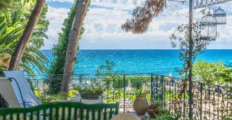 Villa di lusso con accesso diretto alla spiaggia a Diano Marina.