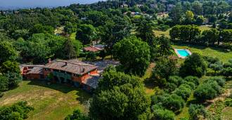 Villa con storia e piscina a Grottaferrata