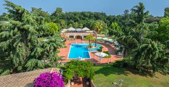Villa di lusso con piscina e parco a Latina.