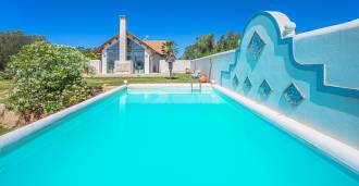 Villa con piscina in stile moderno al confine tra Lazio e Toscana.