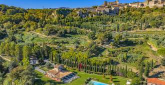 Agriturismo di lusso con piscina e maneggio nella regione Lazio.