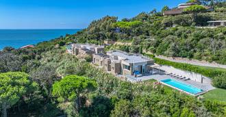 Villa moderna con piscina a Punta Ala, in affitto.