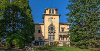 La villa di lusso di Carolina si trova vicino alla Svizzera.