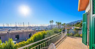 È in vendita un'elegante villa sul mare a Sanremo.