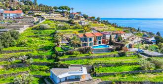In vendita casa sul mare a Bordighera.