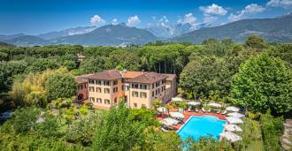 In vendita splendida villa-hotel sulla costa toscana