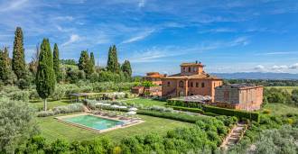 Villa storica con piscina in vendita vicino a Siena