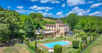 Vendita di un'imponente villa storica nei pressi di San Gimignano
