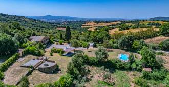 Villa con piscina e lago in vendita in Toscana