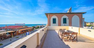 Villa storica in vendita sulla prima linea del mare a Marina di Pisa