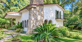 Magnifica villa in vendita a Poveromo, a pochi passi dal mare.