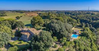 Vendita di un'antica villa con campo da tennis e piscina nei pressi di Roma