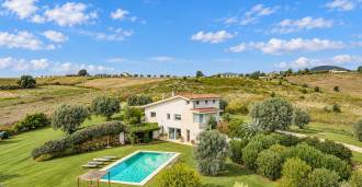 Villa con piscina e vista panoramica al confine tra Lazio e Toscana