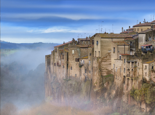 Pitigliano città delle rocce naturali e delle grotte